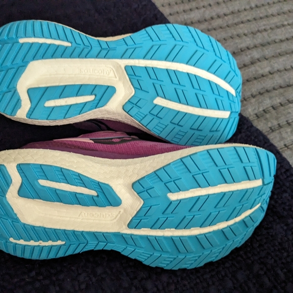 Saucony women's triumph 19 tennis shoes - Picture 4 of 5